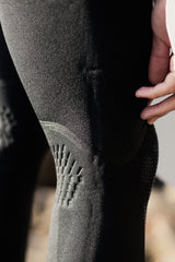 Schwarze Leggings mit grauem Farbverlauf und strukturiertem Muster am Oberschenkel, Detail-Nahaufnahme der Textur und des Schnitts