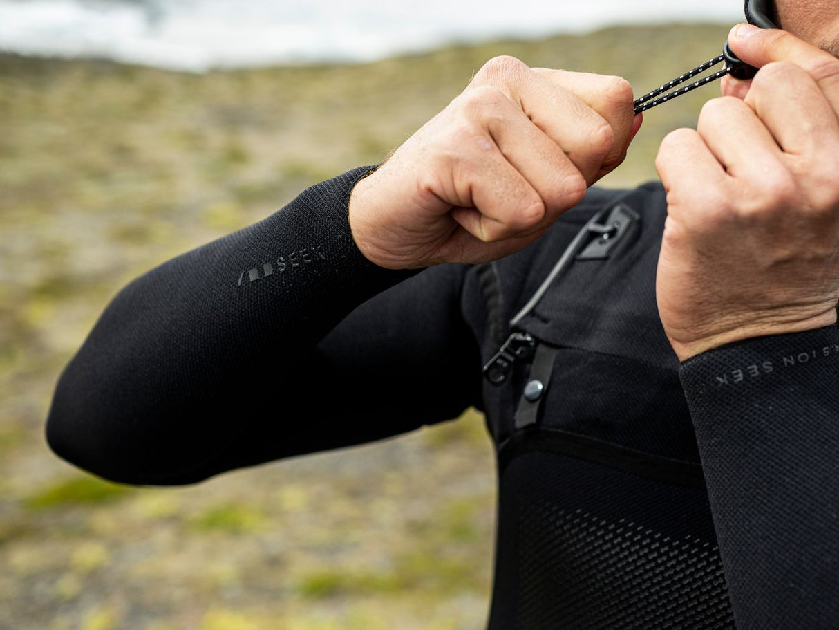 Schwarze Neopren-Tauchhandschuhe an den Händen, getragen bei Outdoor-Wassersport, Detail-Nahaufnahme