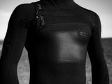 Schwarzer Neopren-Nässanzug mit Mesh-Einsätzen und Schultergurt, Vorderansicht