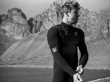 ION Seek Select 4/3 Front Zip Neoprenanzug in Schwarz mit Frontreißverschluss, Seitenansicht eines Mannes am Wasser