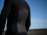 ION Seek Select 4/3 Front Zip Neoprenanzug in Schwarz mit Vordereißverschluss, seitliche Detailansicht