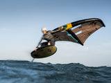 ION Seek Core 4/3 Overknee LS Front Zip Neoprenanzug für Männer in Schwarz, Kitesurfer in Aktion auf dem Wasser