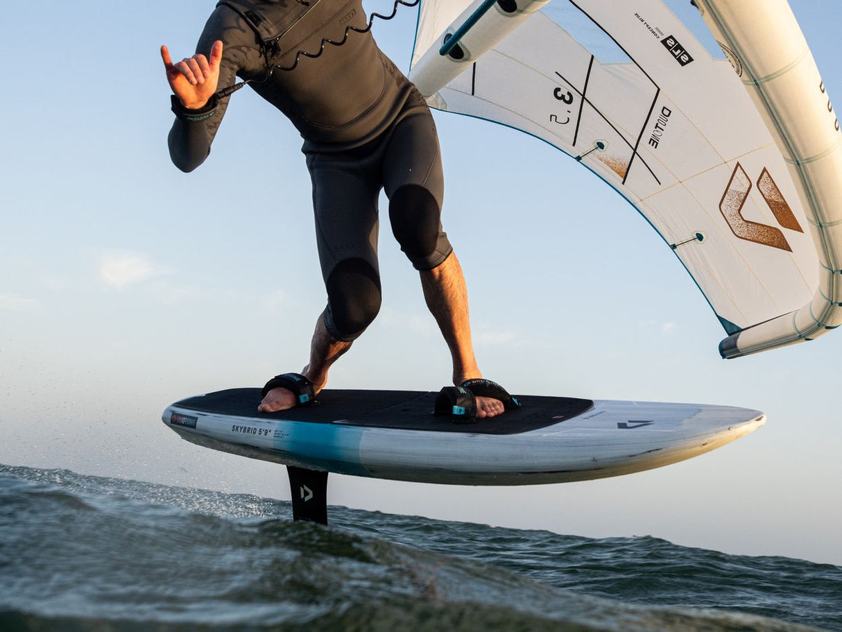ION Seek Core 4/3 Overknee Neoprenanzug in Schwarz mit Frontreißverschluss, Kitesurfer in Aktion auf dem Wasser