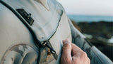 ION Seek Core 4/3 Overknee LS Front Zip Neoprenanzug in Grau-Weiß mit Frontreißverschluss, Detail der Reißverschlusszieher