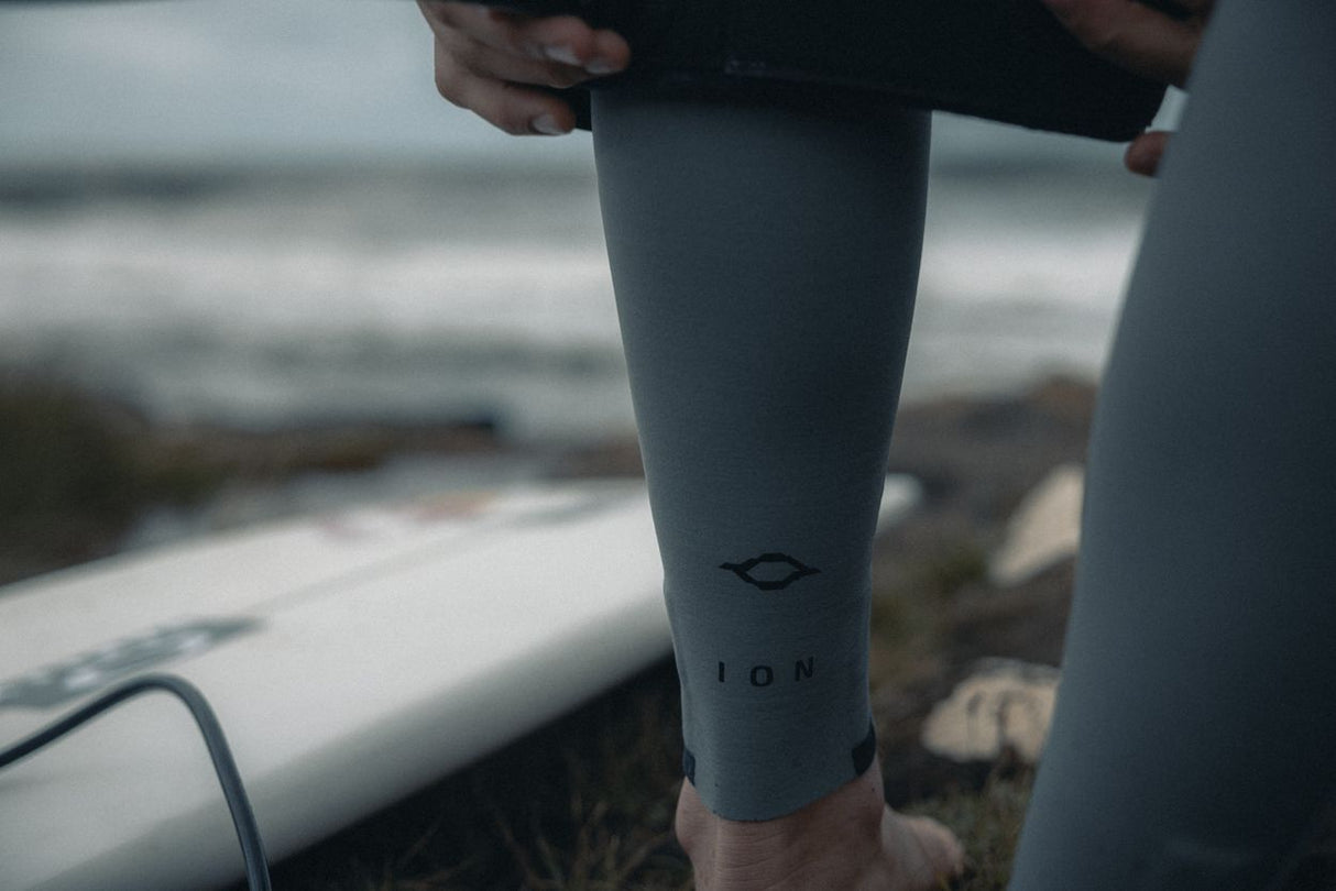 ION Seek Core 2026 Neoprenanzug, grauer Ärmel mit ION-Logo, Detailaufnahme am Strand