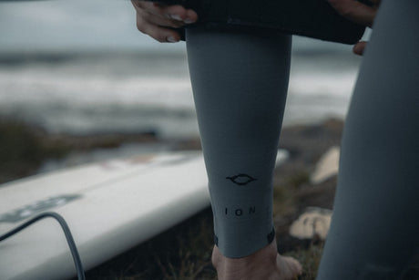 ION Seek Core 2026 Neoprenanzug, grauer Ärmel mit ION-Logo, Detailaufnahme am Strand