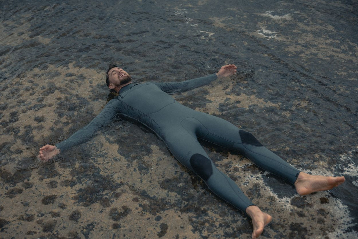 ION Seek Core 2026 Neoprenanzug grau, Person beim Freediving im flachen Wasser von oben fotografiert