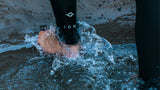 ION Seek Core 2026 Neoprenanzug in Schwarz, Detail beim Wassersport mit Spritzwasser, Seitenansicht