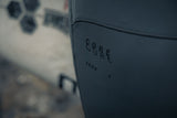 ION Seek Core 4/3 Front Zip Neoprenanzug in Dunkelblau mit Frontreißverschluss, Detailansicht des Logos