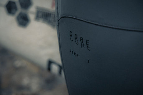 ION Seek Core 4/3 Front Zip Neoprenanzug in Dunkelblau mit Frontreißverschluss, Detailansicht des Logos