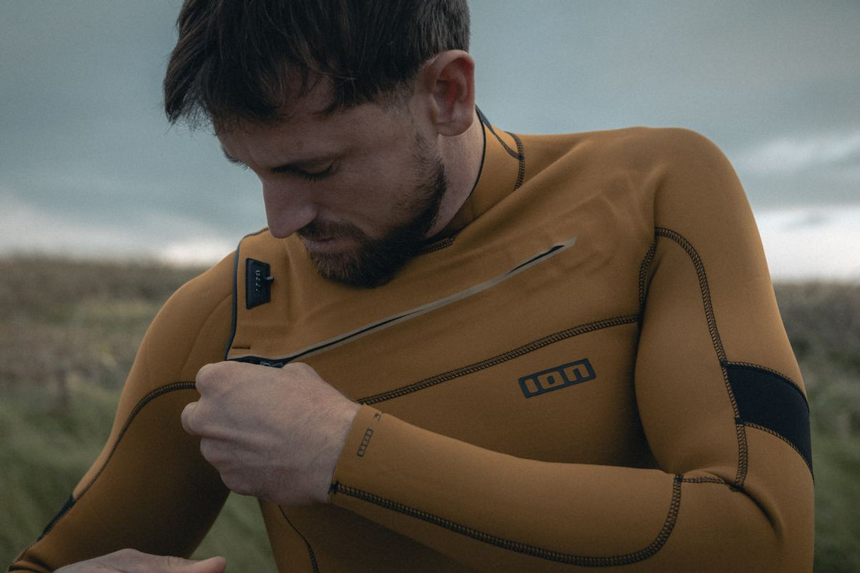 ION Seek Core 3/2 Front Zip Neoprenanzug in Braun, Frontreißverschluss, Seitenansicht getragen