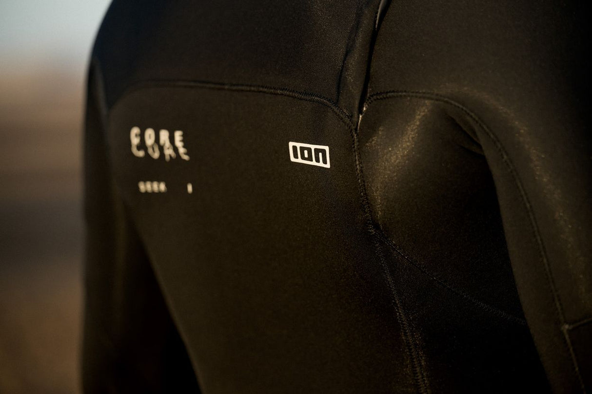 ION Seek Core 3/2 Shorty LS Front Zip Neoprenanzug in Schwarz mit Frontreißverschluss, Detailaufnahme