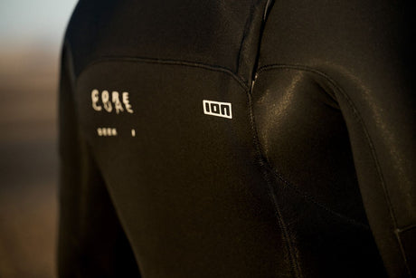 ION Seek Core 3/2 Shorty LS Front Zip Neoprenanzug in Schwarz mit Frontreißverschluss, Detailaufnahme