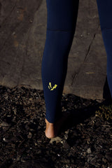 ION Capture 4/3 Back Zip Junior Neoprenanzug in Dunkelblau, Detail der Beinpartie mit gelbem Logo