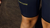 ION Capture 2/2 Shorty SS Back Zip junior Neoprenanzug in Dunkelblau mit gelbem Logo, Detailansicht
