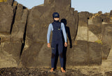 ION Capture 6/5 Hood Front Zip junior Neoprenanzug in Dunkelblau, Frontalansicht am Strand
