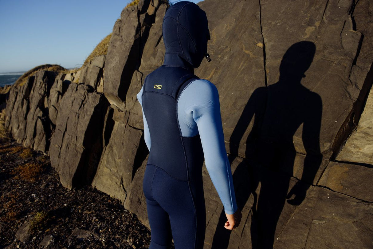 ION Capture 6/5 Hood Front Zip junior Neoprenanzug dunkelblau, Rückansicht am Strand