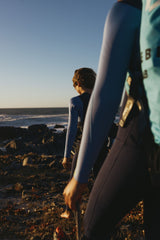 ION Capture 5/4 Front Zip junior Neoprenanzug in Blau, Seitenansicht am Strand