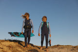 ION Capture 5/4 Front Zip Neoprenanzug Junior in Schwarz, Frontalansicht mit zwei Kindern am Strand, Reißverschluss sichtbar