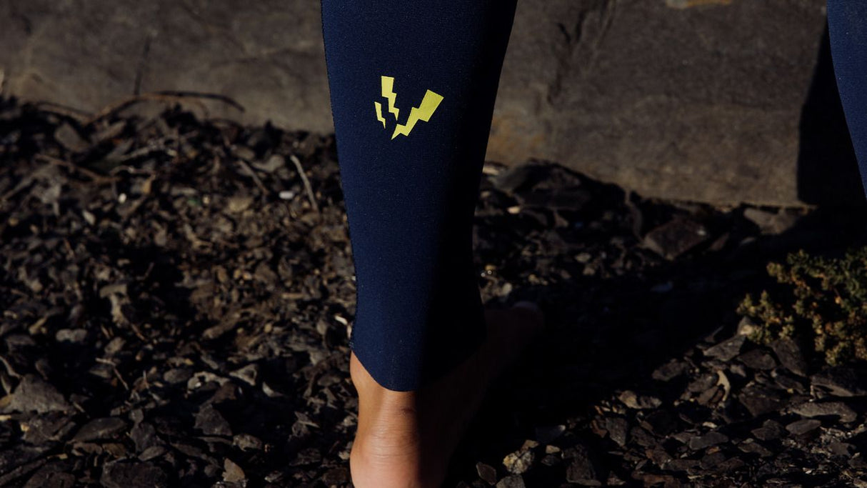 ION Capture 4/3 Front Zip Junior Neoprenanzug dunkelblau mit gelbem Logo, Detailansicht Bein