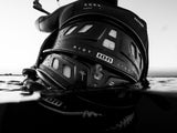 ION Riot Light 2026 Helm schwarz mit Belüftungsöffnungen, Seitenansicht auf Oberfläche