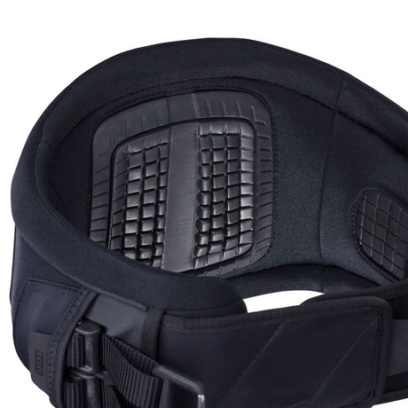 ION Riot Curv 2026 Kitesurf-Trapez schwarz mit gepolstertem Neopren und anatomischem Design, Frontalansicht
