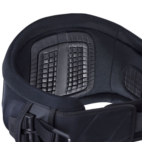ION Riot Curv 2026 Kite-Trapez schwarz mit gepolsterten Elementen, Detailansicht Vorderseite
