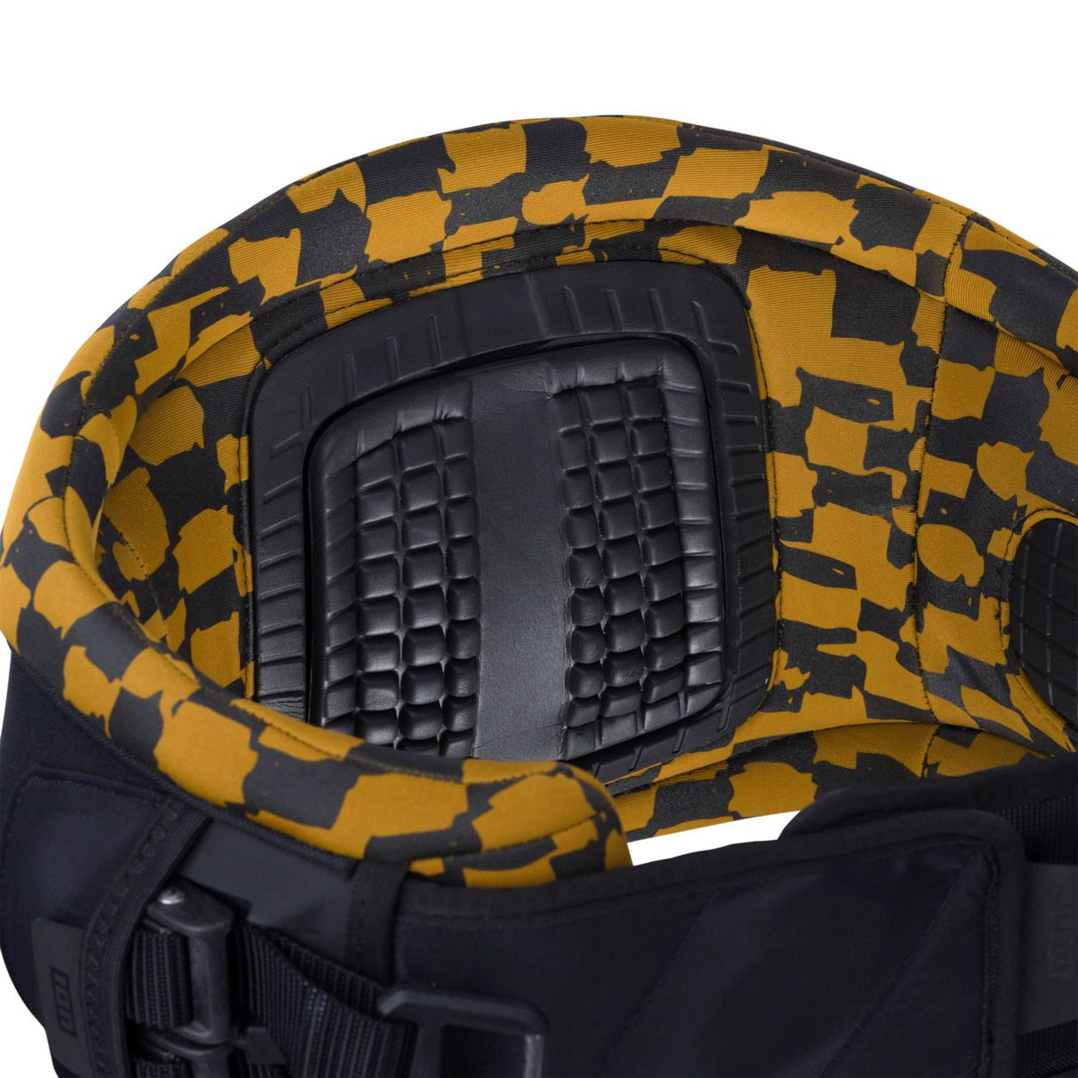 ION Riot Curv 2026 Kite in Schwarz-Gold mit Karo-Muster, Draufsicht auf Ventile und Struktur