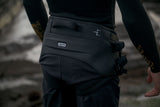ION Echo 2026 Neoprenhose in Schwarz, Rückansicht mit Träger und Taschen