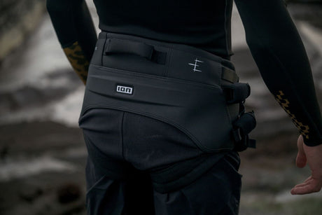 ION Echo 2026 Neoprenhose in Schwarz, Rückansicht mit Träger und Taschen