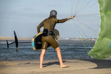 ION Rave 2026 Kite in Grün, Athlet am Strand hält Lenkdrachen, Kitesurfing-Ausrüstung