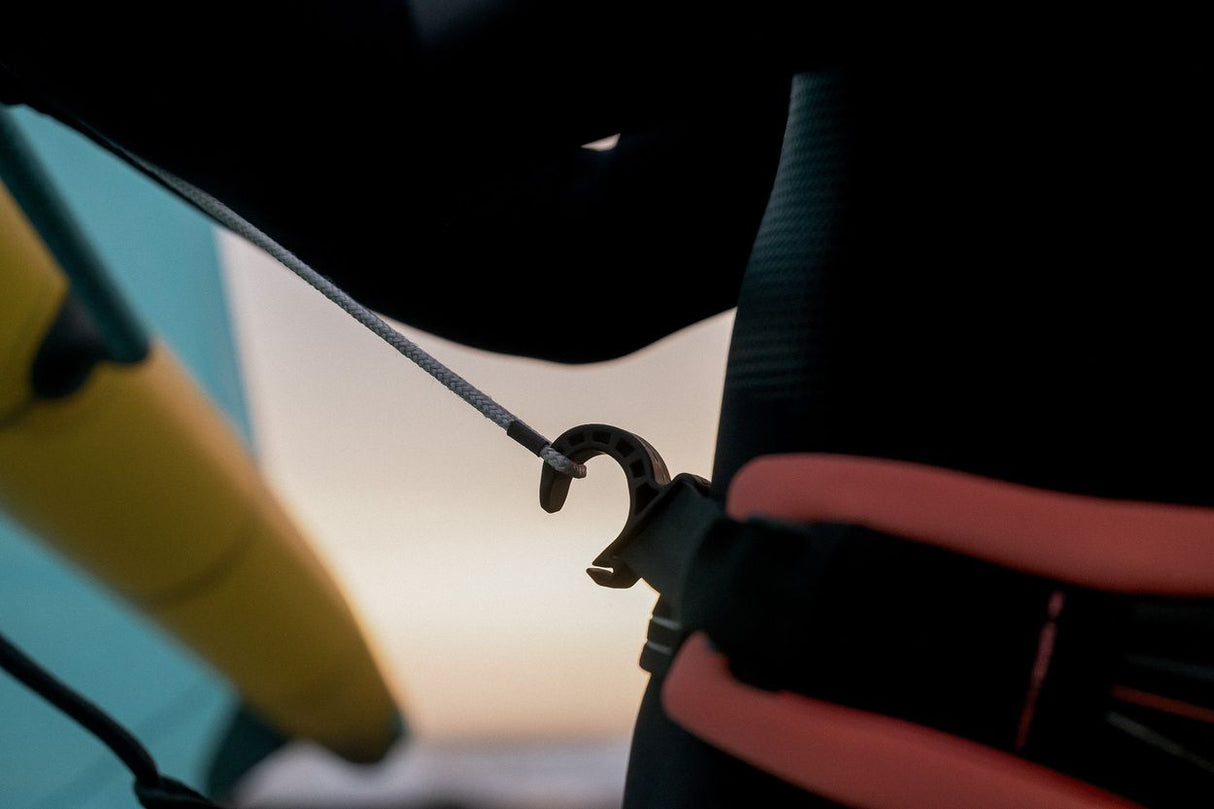 ION Arc Wing Trapez 2026 Kitesurf-Trapez, Detailansicht Befestigungshaken und Material-Struktur