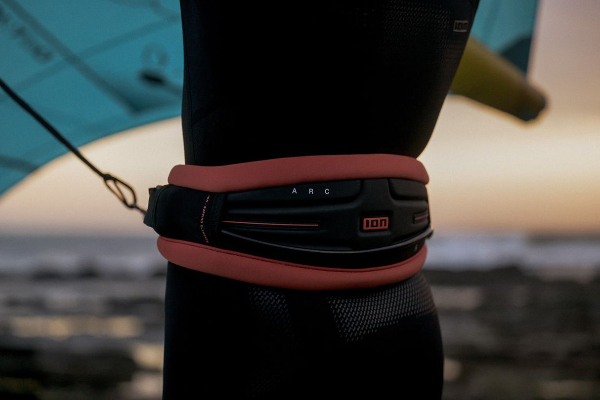 ION Arc Wing Trapez 2026 Kitesurf-Trapez Rot-Schwarz mit Polsterung, Detailansicht Hüftbereich