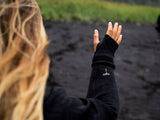 ION Neo Shelter Jacket 2024 schwarz, Detailansicht Ärmel mit Logo, Frau trägt Jacke outdoor