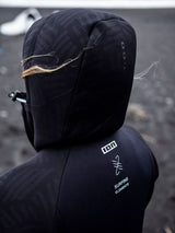 ION Neo Shelter Jacket 2024 schwarz mit Kapuze, Rückansicht, Wassersportjacke mit Markenlogo