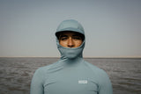 ION Rashguard Sun Pro LS Women grau, Langarmshirt mit Kapuze, Frontalansicht am Meer, UV-Schutz