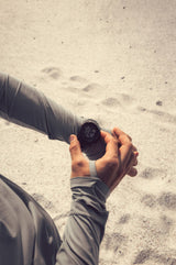 ION Storm Pro Wetshirt 2026 grau, Funktionsmaterial, Träger zeigt Ärmel am Strand, Frontalansicht
