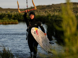 ION Amaze Core 4/3 Back Zip Neoprenanzug Damen schwarz, Kitesurferin im Wasser mit Kite und Board