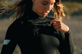 ION Amaze Core 5/4 Front Zip Neoprenanzug für Frauen in Schwarz, Frontalansicht mit sichtbarem Reißverschluss