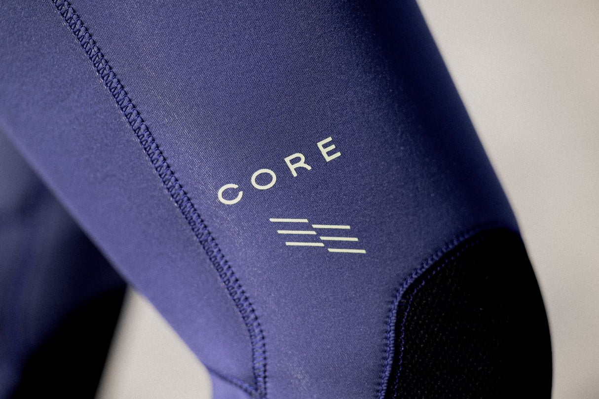 ION Amaze Core 3/2 Neoprenanzug Damen blau mit Frontreißverschluss, Detail der CORE-Beschriftung