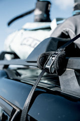 ION Roof Straps 2026 schwarze Befestigungsgurte mit Metallschnalle auf Autodach montiert