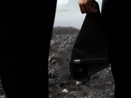 ION Bandit Gaiter 2026 schwarz, Neopren-Gesichtsschutz mit Logo, seitliche Ansicht an Person getragen
