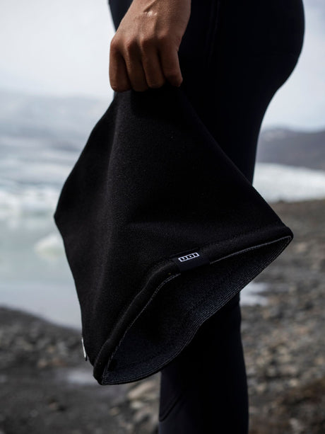 ION Bandit Gaiter 2026 schwarze Neopren-Gaiter, Detail-Ansicht des Materials in Hand gehalten