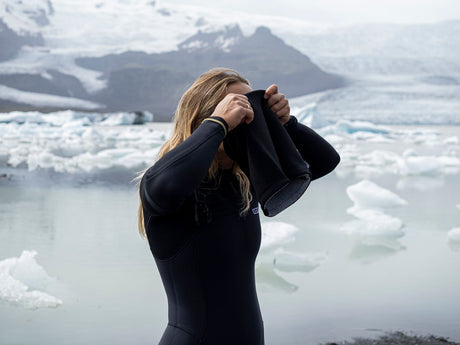 ION Bandit Gaiter 2026 schwarze Neopren-Halswärmer, Frontalansicht an Eismeer getragen