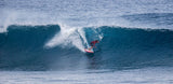 ION Rail Lover 2026 Kiteboard rot-weiß in Aktion auf Welle, Frontalansicht beim Kitesurfen