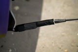 ION Wing SUP Leash Core Coiled Hip schwarz mit Neopren-Polsterung, Detailaufnahme Befestigung