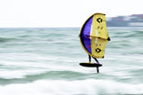 ION Wing Core Coiled Hip Leash 2024 gelb-violett, Sportgerät beim Kitesurfen im Meer