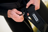 ION Hip Leash Wing/Sup coiled 2024 schwarz, Neopren-Manschette mit ION-Logo, Nahaufnahme beim Anziehen am Arm