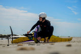 ION Hüftgurt 2026 schwarzer Neopren-Hüftgurt, getragen beim Kitesurfen am Strand mit gelb-violettem Kite