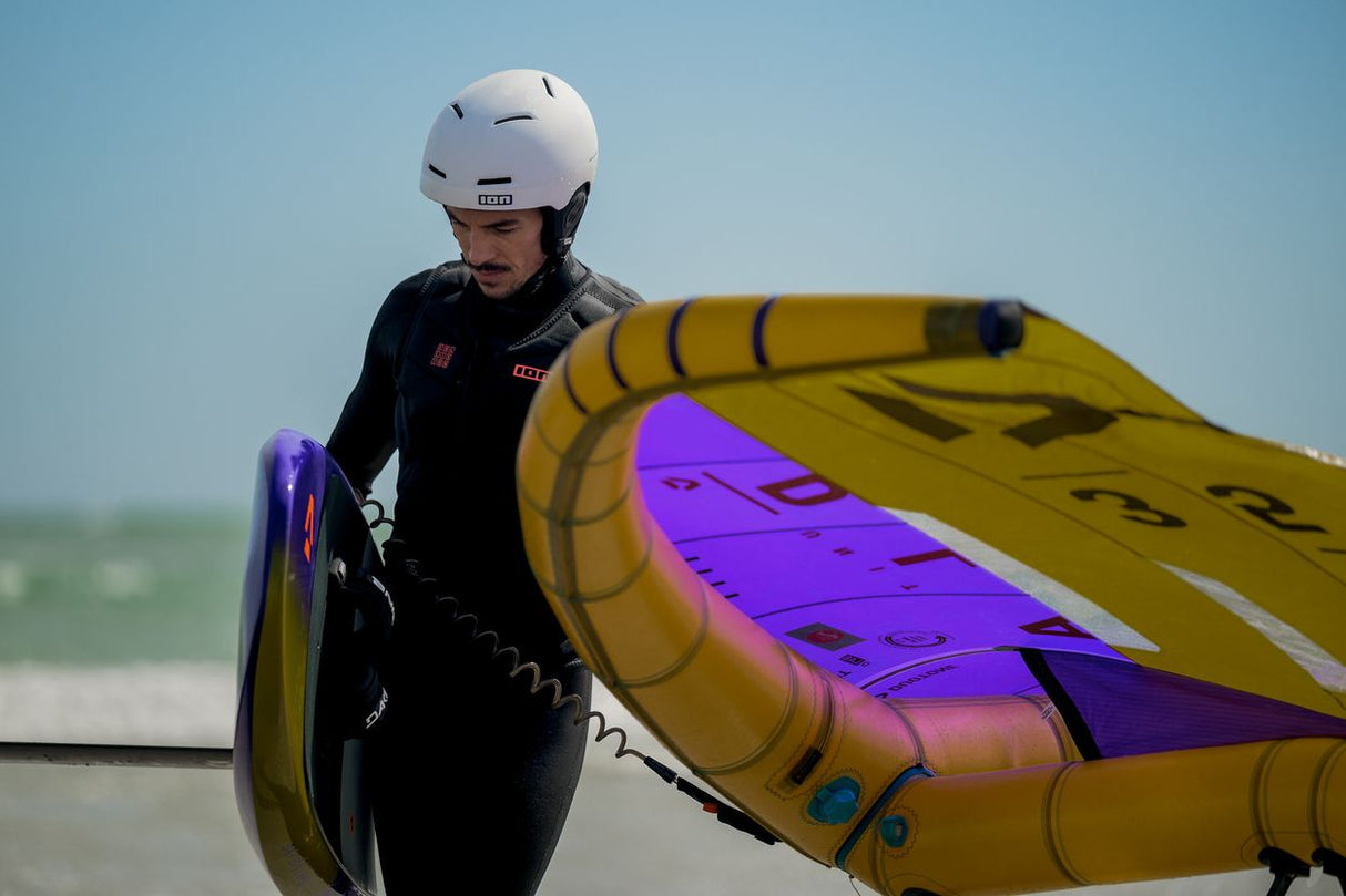 ION Hüftgurt 2026 in Violett und Gelb, Kitesurfing-Ausrüstung, Frontalansicht beim Wassersport